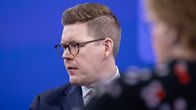 Antti Lindtman istumassa tv-studiossa.