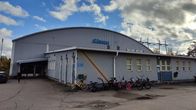 Inkeroisten jäähalli, jonka pihalla on polkupyöriä parkissa.