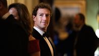 Mark Zuckerberg seisoo smokissa sisätiloissa muiden ihmisten joukossa, taustalla epätarkka maalaus.