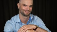 Jonathan Lindholm nojailee hiirenmalliseen kissan pesään.
