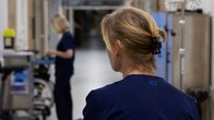 Kaksi hoitajaa Kouvolan Ratamokeskuksen yöpäivystyksessä.
