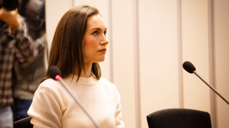 Sanna Marin  Helsingin käräjäoikeuden istuntosalissa.