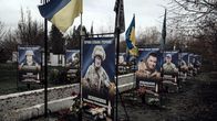 Muistojulisteita ukrainalaisille sotilaille, Ukrainan lippuja.