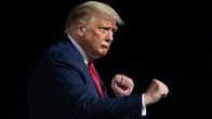 Donald Trump poseeraa nyrkkeilyasennossa.