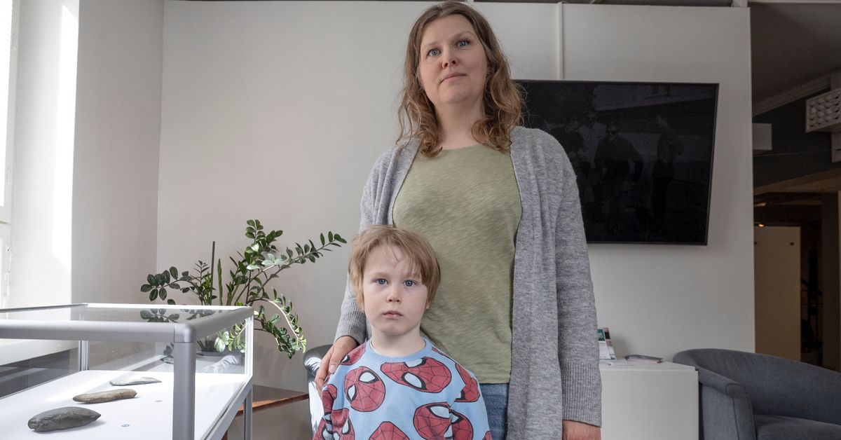 Teo Heinonen, 5, saa ihailla löytämäänsä kiveä nyt vain museossa – niin poikkeuksellinen se on