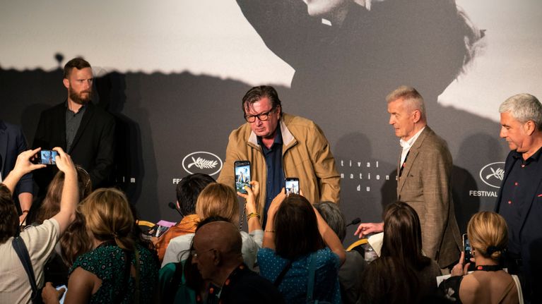 Aki Kaurismäki poseeraa pressitilaisuudessa.