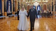 Anne Kippola-Rinne ja Teppo Rinne kävelevät alttarilta pois Oulun kaupungintalon juhlasalissa.