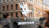 Ett fönster med texten "University of Helsinki" och universitetets logga.