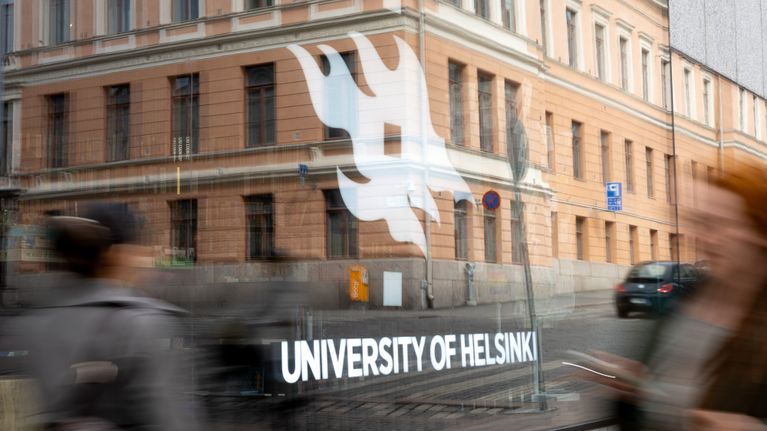 Ett fönster med texten "University of Helsinki" och universitetets logga.