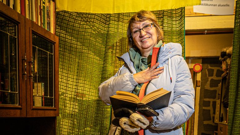 Ukrainalainen Olena Zadorošna selailee Kalle Päätalon kirjaa. 