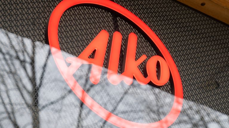 Alkos logo i ett butiksfönster.