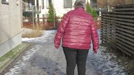 Polvikipuinen nainen kävelee liukkaalla talvisella tiellä.