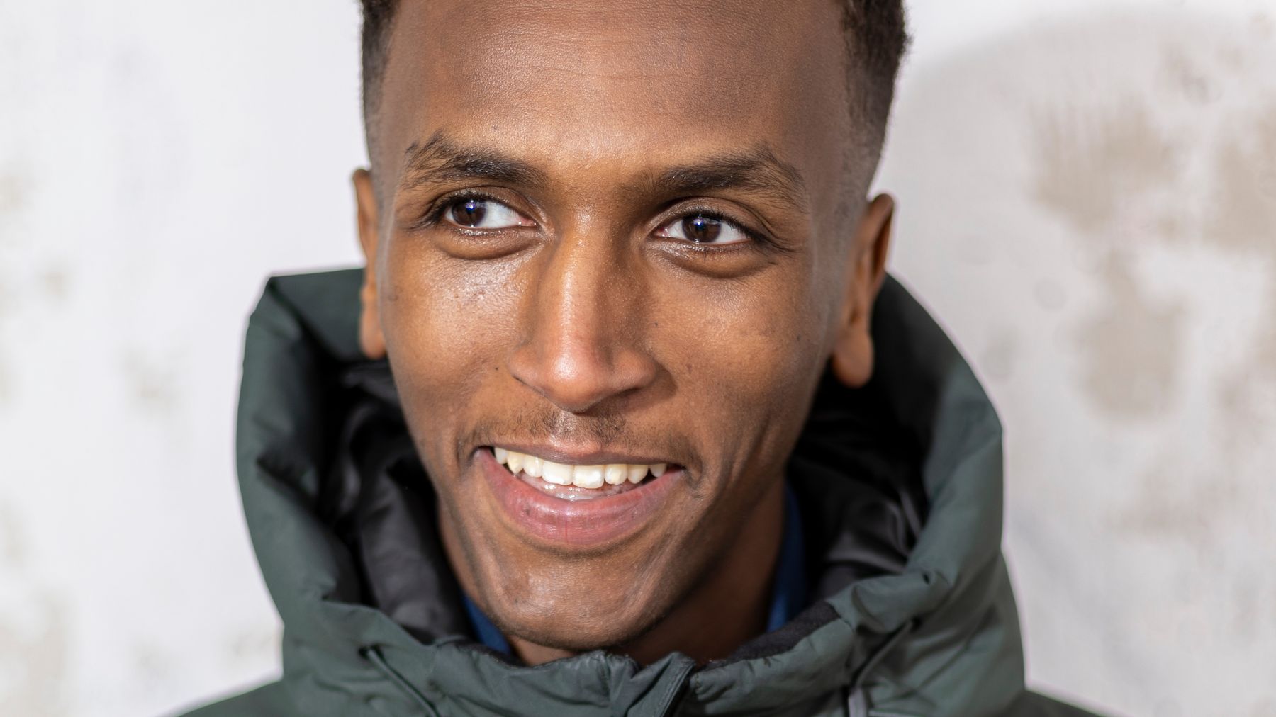 Nyrkkeilijä Ismail Umar poseeraa kameralle Itä-Helsingissä.
