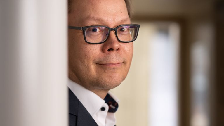 Matti Tarhio osittain pylvään takana.