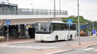 En vit buss står parkerad på Karis resecenter.