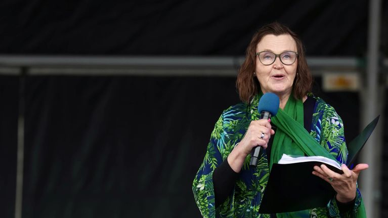 Sanoittaja Anna-Mari Kaskinen saa tänä vuonna Juha Vainio -rahaston, Kaskinen pitää puhetta pukeutuneena vihreään.