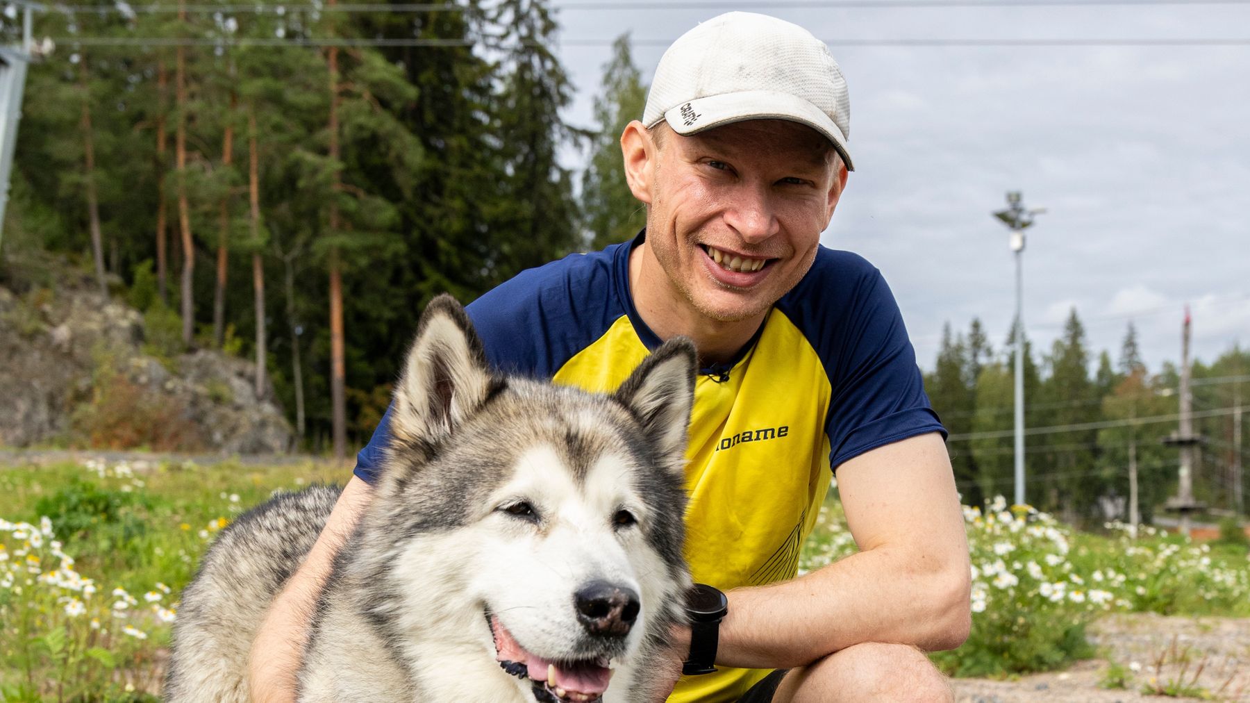Entinen hiihtäjä Sami Lähdemäki Lumo-koiran kanssa Jyväskylän Laajavuoressa elokuussa 2024.