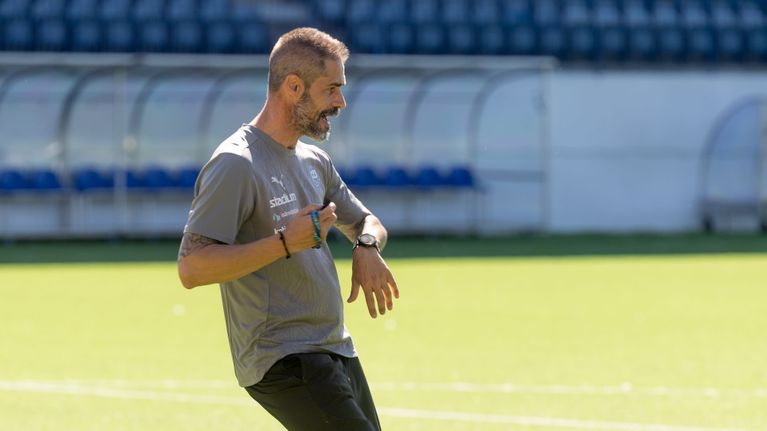 TPS-tränaren Ivan Piñol leder träningar på Kuppisarenan i Åbo.
