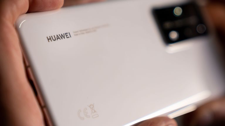 Huawei P40 Pro+ älypuhelin Leica-kameralla ilman Googlen palveluja lähikuvassa takaa, Helsinki, 11.9.2020.