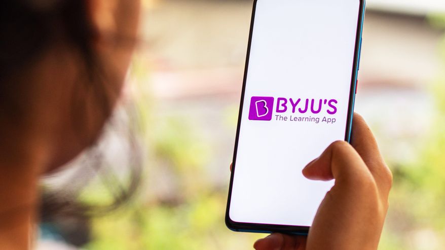 Henkilö katsoo kännykältä Byju's-opetusaplikaatiota.