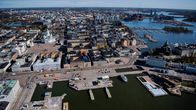 Ilmakuvassa on Helsingin Tuomiokirkko ja Kauppatori toukokuussa 2020.