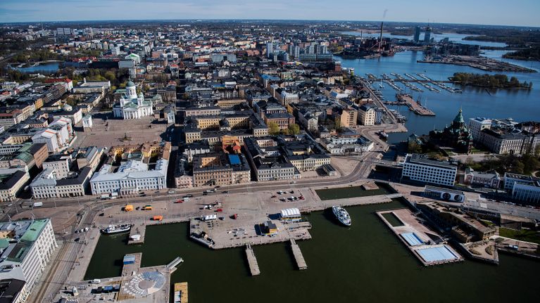 Ilmakuvassa on Helsingin Tuomiokirkko ja Kauppatori toukokuussa 2020.