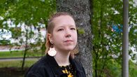 Kuvassa Valo Vesikauris poseeraa puun edessä.