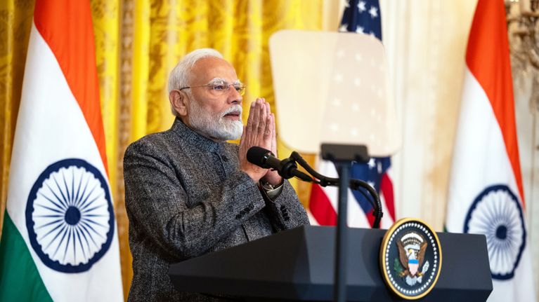Narendra Modi puhuu tiedotustilaisuudessa.