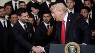 Presidentti Trump kättelee kapteeni Lionel Messiä MLS-mestari Inter Miamin joukkueen kanssa Valkoisessa talossa 5.3.2026.