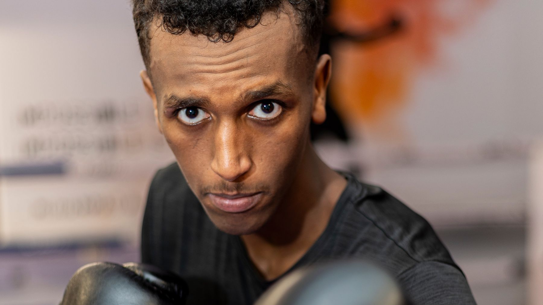 Nyrkkeilijä Ismail Umar treenikehässä.