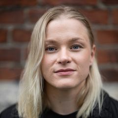 Seiväshyppääjä Wilma Heltelä poseeraa Helsingin Kalliossa.