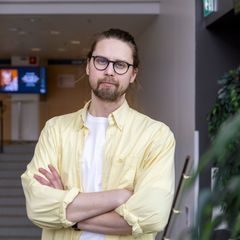 Samuli Könönen seisoo kädet puuskassa messukeskuksen aulassa ja katsoo kameraan.
