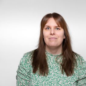 Helena Korpela katsoo kameraan.