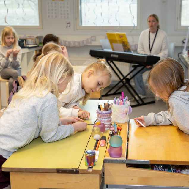 Lapsia luokassa oppitunnilla.