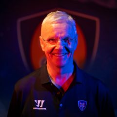 Tapparan päävalmentaja Kari Jalonen poseeraa oranssissa ja sinisessä valossa.