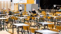 Lukion liikuntasaliin saapuu vähitellen ylioppilaskirjoituksiin osallistuvia.