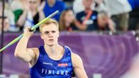 Oliver Helander kastar spjut.