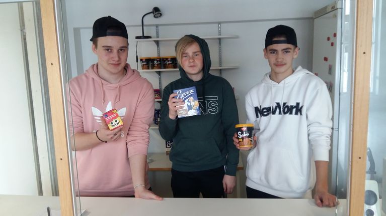 Abbe Nylund, Linus Viitala och Simon Kyrklund säljer mellanmål i Sarlinska skolans kiosk.