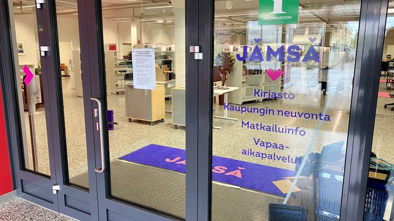 Jämsän kirjaston ja infon sisäänkäynti.