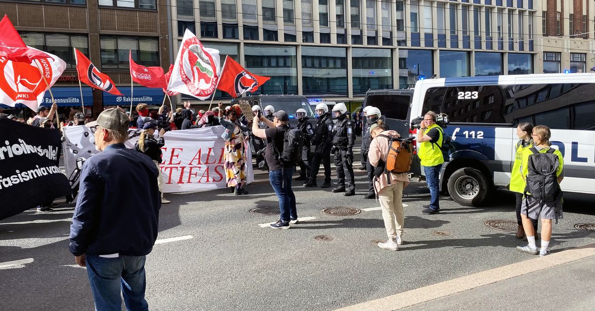 Sinimusta liike ja antifasistit osoittivat mieltään Helsingissä