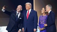 Gianni Infantino ottaa yhteiskuvan Donald Trumpin kanssa.