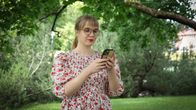Kirjainnostaja Ulla Lehtinen tekee tiktok videoita kirjoista ja kirjallisuudesta . 