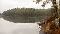 Haarikkojärven rantakallioita.