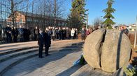Lapuan patruunatehtaan räjähdyksen muistomerkille laskettiin seppele 13.4.2026. 
