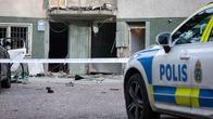 Kerrostalon sisäänkäynti on tuhoutunut räjähdyksessä.