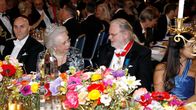 Prinsessa Christina ja  Jon Fosse Nobeljuhlissa. Pöydällä paljon kukkia.