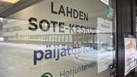 Lähikuvassa on Lahden sote-keskuksen vastaanoton ulko-ovi. Siinä teksti: Päijät-Sote ja Harjun Terveys