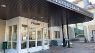 Lähikuvassa on Heinolan sote-keskuksen sisäänkäynti. Pariovet ovat kiinni. 