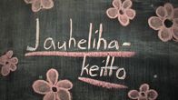 Liitutauluun on kirjoitettu vaaleanpunaisella värillä "jauhelihakeitto".