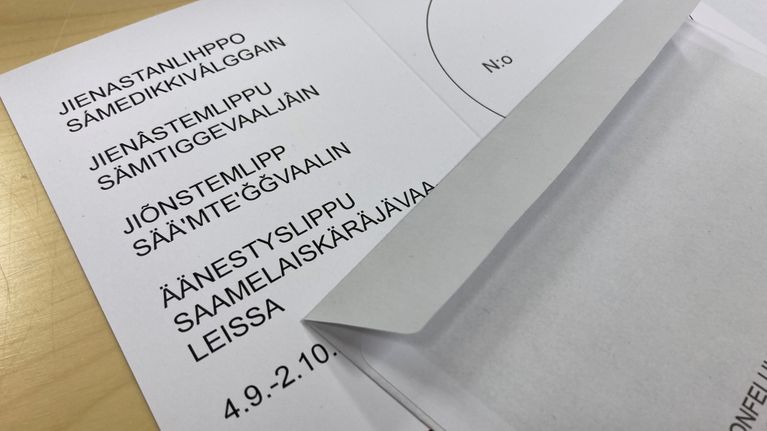 Saamelaiskäräjävaalien äänestyslippu pöydällä.